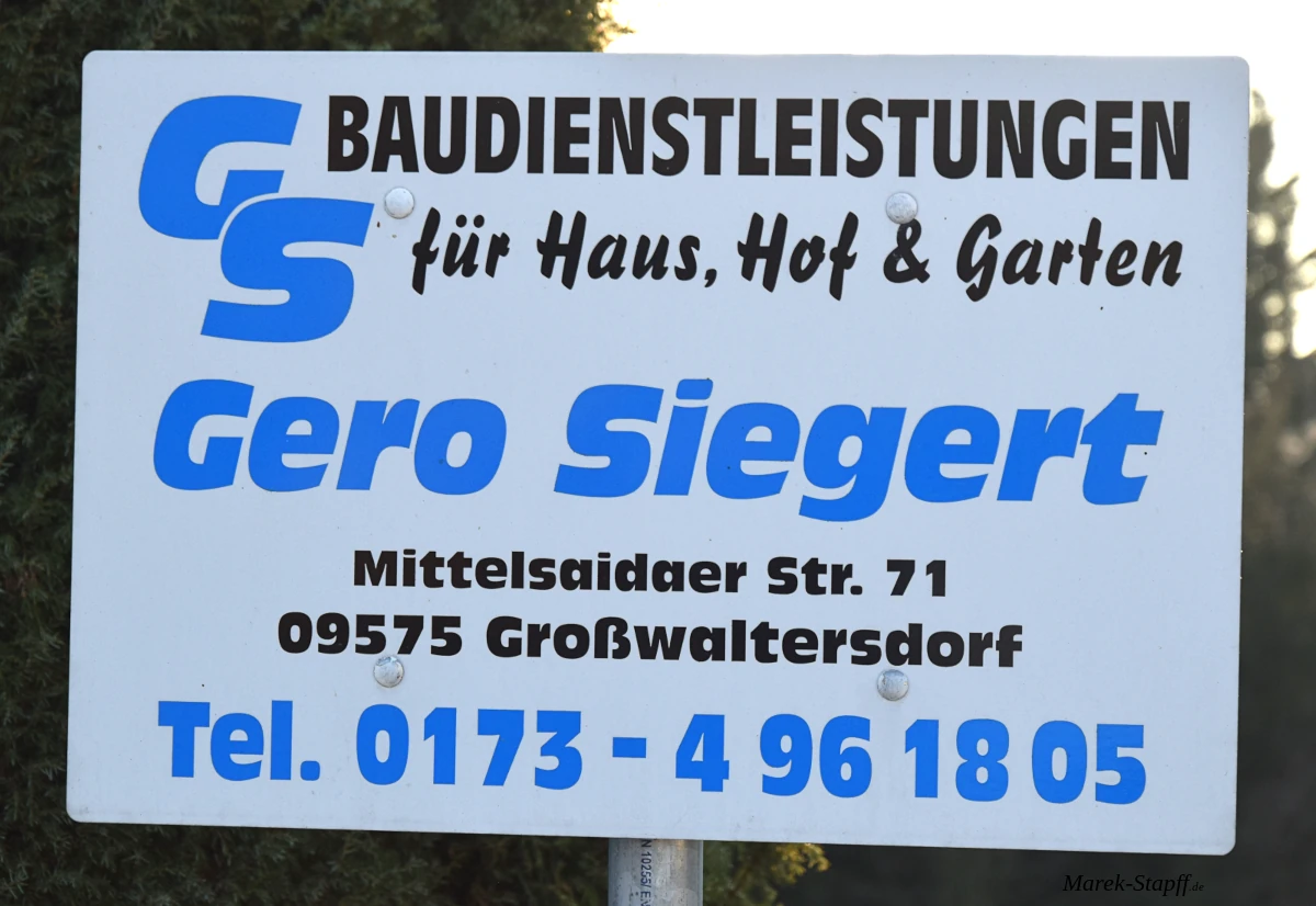 Werbetafel: Baudienstleistungen für Haus, Hof und Garten.