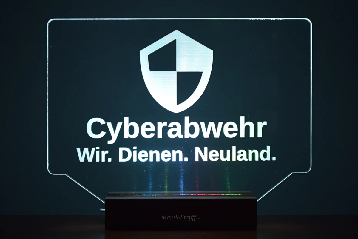 Leuchtschild mit der Aufschrift „Cyberabwehr – Wir. Dienen. Neuland.“