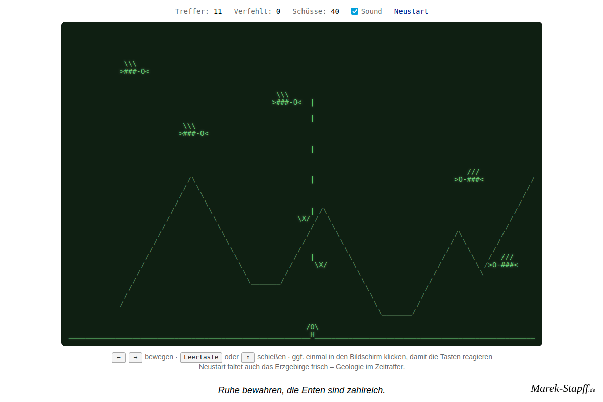 Bildschirmausschnitt aus dem Browserspiel „Entenjagd im Erzgebirge“ – ASCII-Enten fliegen über eine grüne Bergsilhouette des Erzgebirges