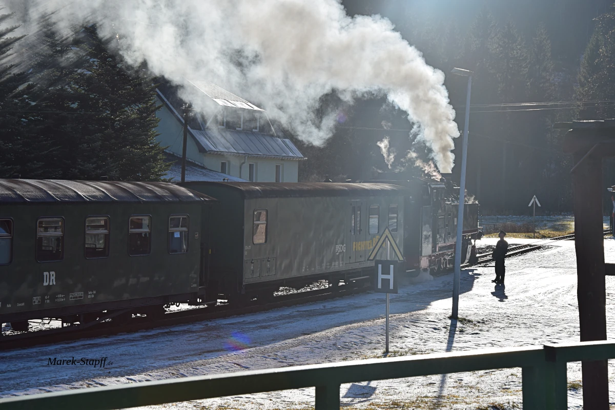 Mit der Fichtelbergbahn geht es vom Bahnhof Cranzahl aus durch das Erzgebirge hinauf nach Oberwiesenthal.