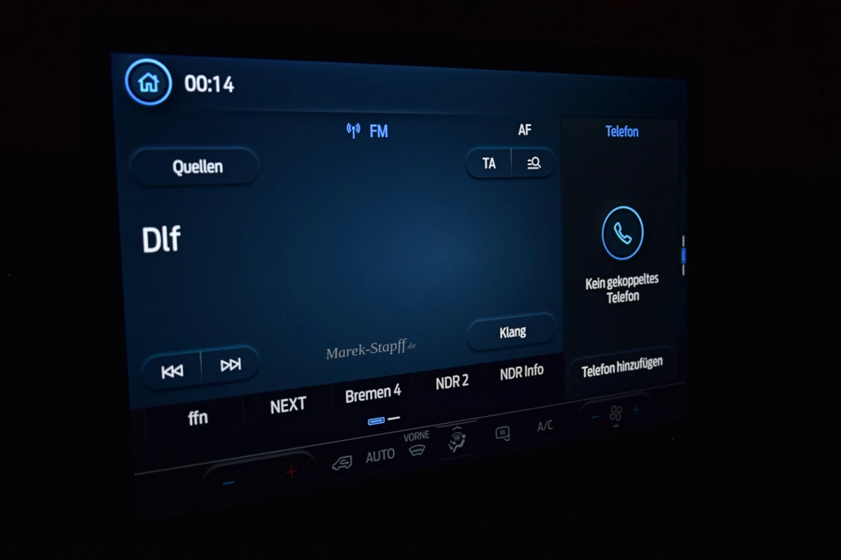 Spät in der Nacht ist der Deutschlandfunk über das Autoradio zu hören.